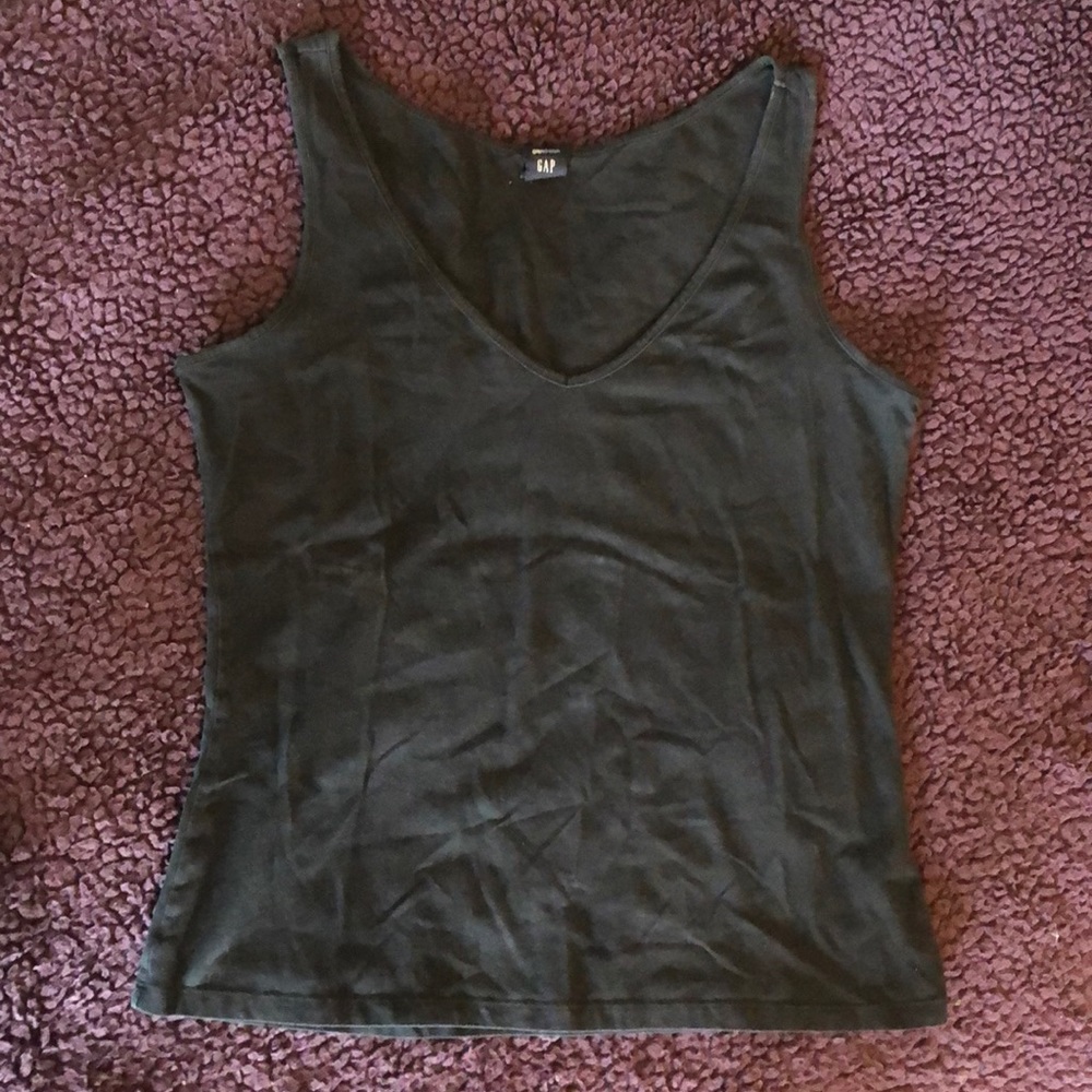 Gap women’s V-neck tank top